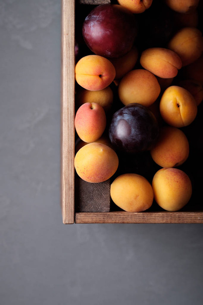 Box with apricots and plums - Fotografie, Obrázek