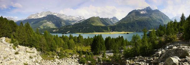 Vista panorámica del paisaje alrededor del lago Sils en el Alto Valle de Engadine (Suiza - Europa
) - Foto, Imagen