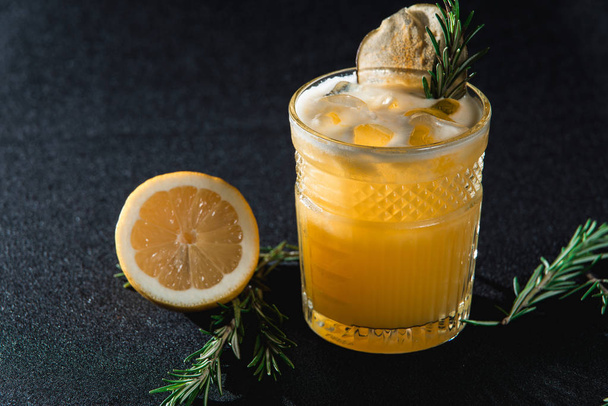 Cold Whiskey Sour Cocktail with ice and apple chips, piece of thyme on top - Φωτογραφία, εικόνα