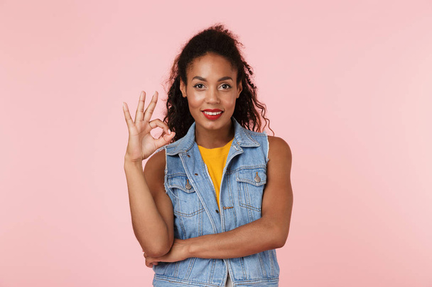 Image of pretty young happy beautiful woman posing isolated over pink background showing okay gesture. - Foto, afbeelding