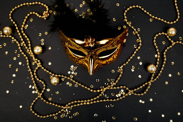 Czarno -złota maska na karnawał. Widok z góry obrazu tła masquerade. Leżał z płaskim. Koncepcja obchodów Mardi Gras. Miejsce. - Zdjęcie, obraz