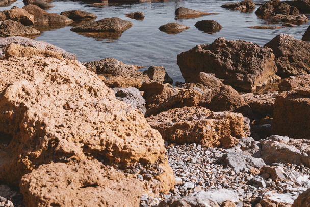 große Steine im klaren Meerwasser am Strand - Foto, Bild