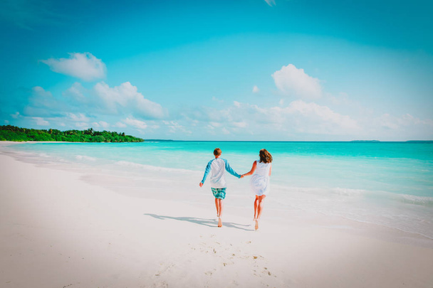 ευτυχισμένη αγάπη ζευγάρι τρέχει Απολαύστε τροπική παραλία - Φωτογραφία, εικόνα