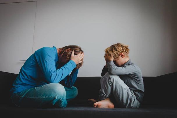 stresli baba, Aile sorunları, üzüntü ile üzgün çocuk - Fotoğraf, Görsel
