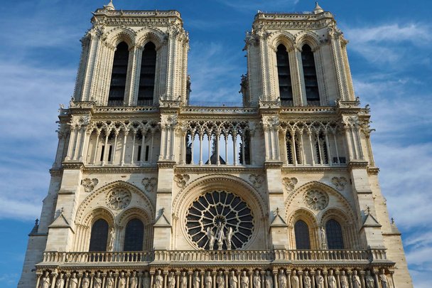 Katedraali Notre Dame de Paris Pariisissa, Ranskassa. Pariisin arkkitehtuuri ja maamerkit. Pariisin postikortti
 - Valokuva, kuva