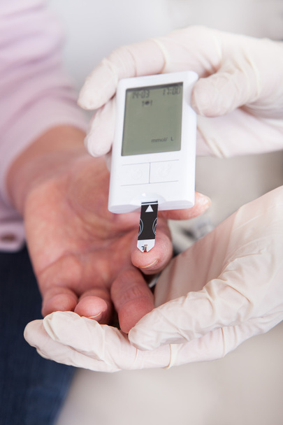 Doctor Checking Blood Sugar Level - Foto, afbeelding