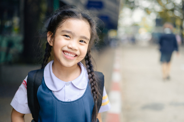 retour à l'école. Joyeux sourire fille de l'école primaire à la cour de l'école
. - Photo, image