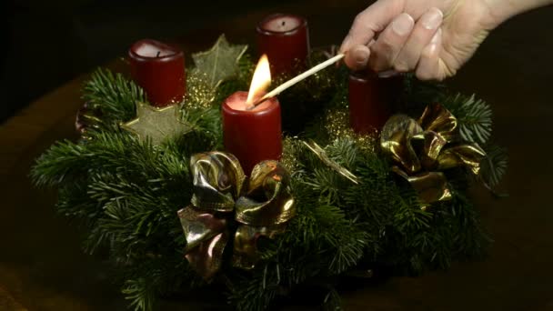 Adventskranz mit brennenden Kerzen - Filmmaterial, Video