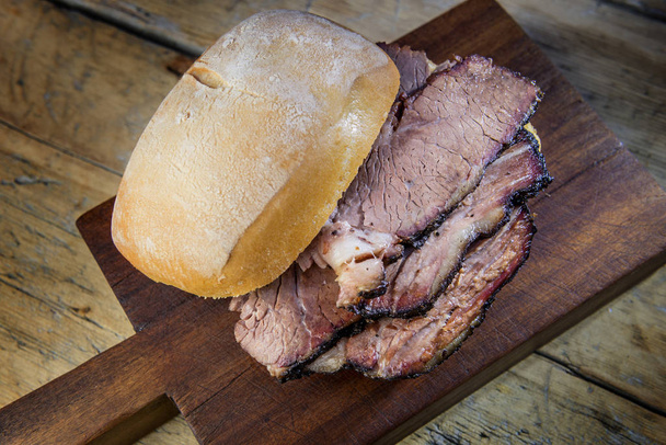 Dettaglio di Brisket Sandwich su tagliere in legno
 - Foto, immagini