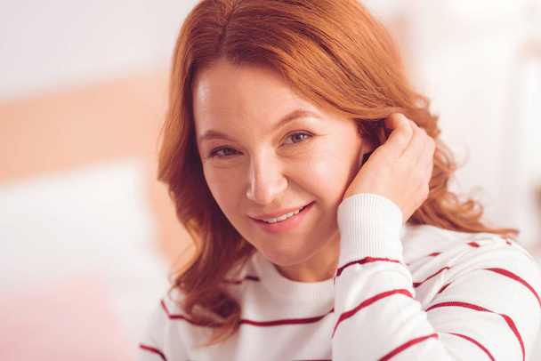 Close up of attractive middle aged woman smiling - Fotografie, Obrázek