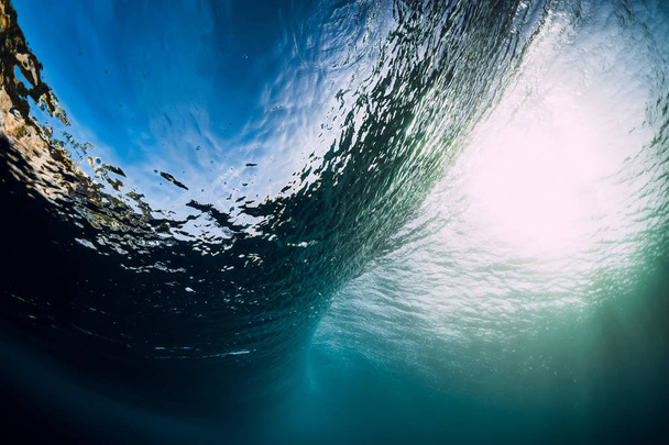 Хвиля під водою. Синя хвиля ствола розбилася в океані і сонячному світлі
. - Фото, зображення