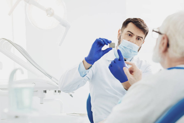 Szakmai férfi fogorvos találat probléma - Fotó, kép