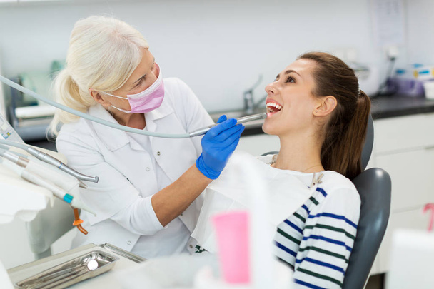 kobieta dentysty i pacjent w gabinecie dentysty - Zdjęcie, obraz