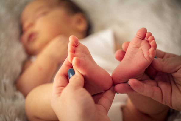 Hermosos pies de bebé en manos de madre. pies de niño pequeño, pie de bebé recién nacido, dedo bebé recién nacido
, - Foto, Imagen