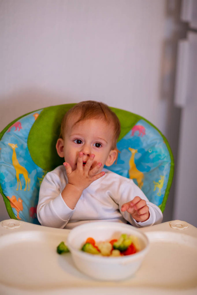 子供は野菜を食べる。健康的な野菜を食べる男の子 - 写真・画像