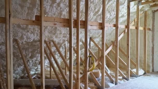 Nuova costruzione casa con installazione di isolamento termico installazione in soffitta - Filmati, video