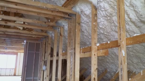 Nova construção de casa com instalação de sótão com isolamento de espuma - Filmagem, Vídeo