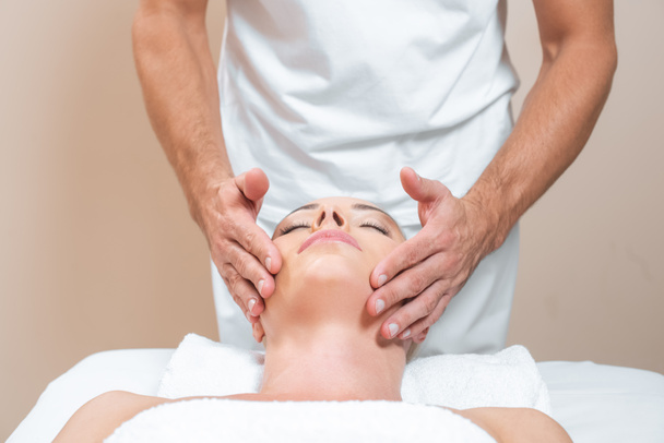 Masculin thérapeute faire massage du visage pour femme
  - Photo, image