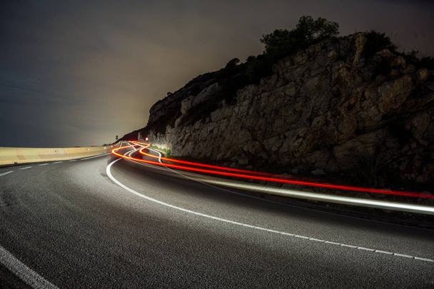 Coches circulando por la noche en carretera de curvas en Cataluña, Garraf. - Foto, Imagen