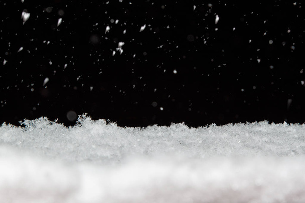 クリスマスの夜に落ちてくる雪の結晶 - 写真・画像