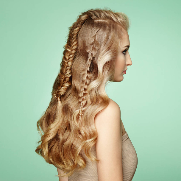 Blonde Girl with Long and Shiny Curly Hair. Beautiful Model Woman with Curly Hairstyle. Care and Beauty Hair Products. Lady with braided hair - 写真・画像