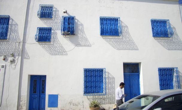 White and blue design town Sidi Bou Said, Tunisia, North Africa 09 october 2018 - Foto, imagen