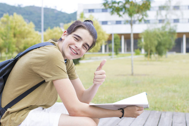 joven estudiante adolescente con pulgares hacia arriba en señal de éxito y aprobación
 - Foto, Imagen