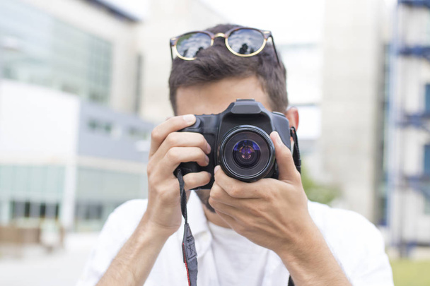 mladý muž v reflektoru s reflexní Foto kamery zaměřené - Fotografie, Obrázek