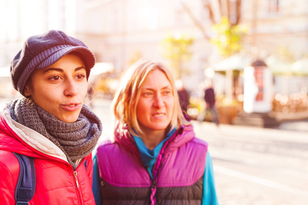 Két barátok, séta a városban. A nők európai városok utazni. Lányok kommunikálni a város egy utcáján. - Fotó, kép