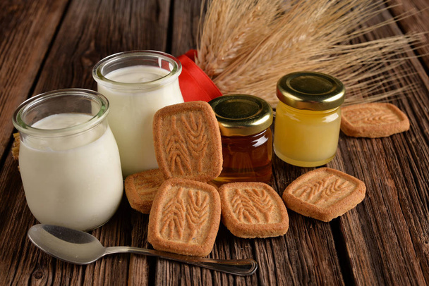 jogurtti hunajaa ja keksejä on viljaa
 - Valokuva, kuva