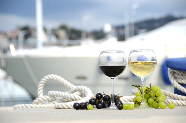 Paire de verres à vin et de raisins contre la jetée du yacht de La Spez
 - Photo, image
