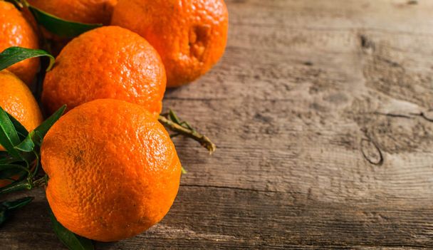 Mandalina portakal, mandalina, clementines, narenciye meyve sepeti rustik ahşap arka plan, kopya alanı üzerinde yaprakları ile - Fotoğraf, Görsel