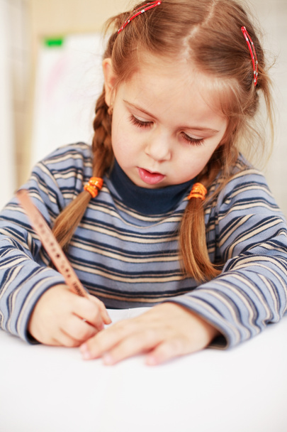 Милая маленькая девочка рисует дома
 - Фото, изображение