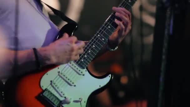 männlicher Musiker spielt Bassgitarre bei einem Rockkonzert. - Filmmaterial, Video