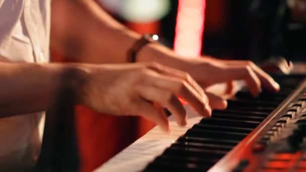 Le mani di un musicista primo piano che suona il sintetizzatore in un concerto rock
. - Filmati, video