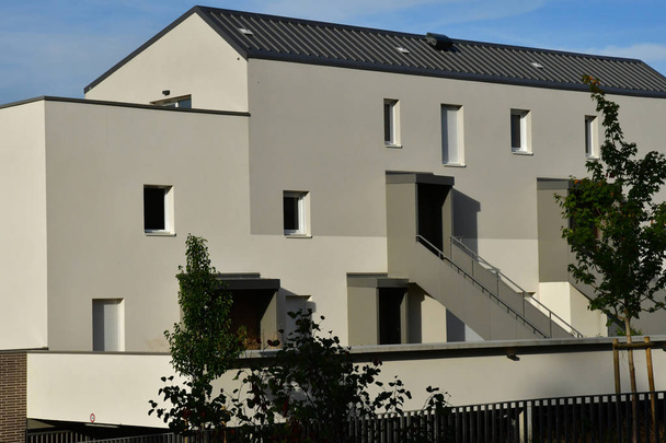 Les Mureaux ; France - 16 septembre 2018 : immeuble dans le quartier le plus proche
 - Photo, image