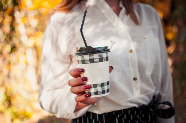 dziewczynka gospodarstwa o filiżankę kawy - Zdjęcie, obraz