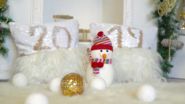 Lindo gatito rojo Meykun jugando con bolas de Navidad Navidad decoración muñeco de nieve en el nuevo año 2019.4k, 30fps
. - Metraje, vídeo