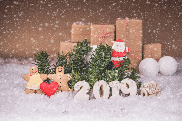 クリスマスのジンジャーブレッドのカップルのクッキーとの新年飾り。メリー クリスマスと幸せな新年 2019. - 写真・画像