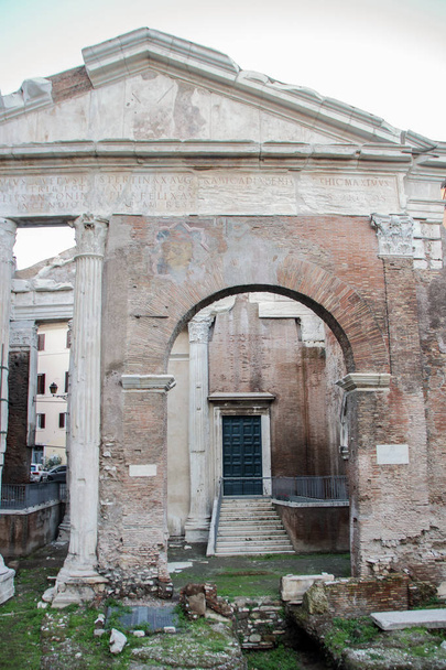 Nevében a húga, Octavia kiskorú, Augustus épített Porticus Octaviae Portico d'Ottiavia, otthont egy hal marlet a középkorban, Róma, Olaszország  - Fotó, kép