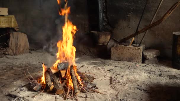 Láng tűz hely a falun tüzet. Készül a grill. - Felvétel, videó