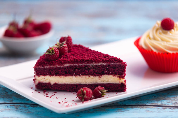 Piece of red velvet cake, homemade cake with raspberry - Fotoğraf, Görsel