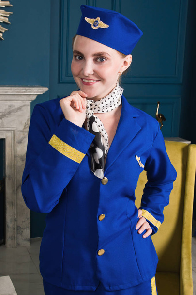 mooie pinup meisje in pak van stewardes - Foto, afbeelding