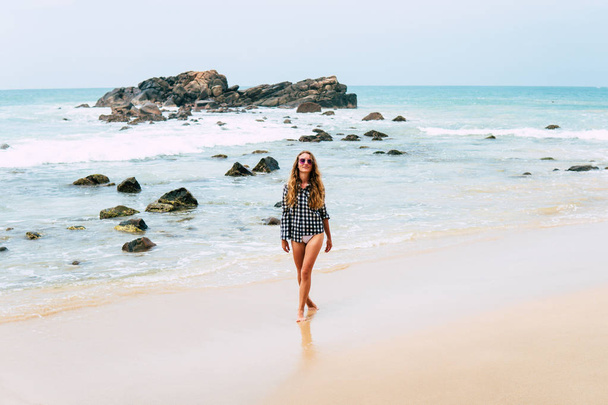 Boldog bikinis nő, aki jól érzi magát az óceánban. Szabadság bikini nő gondtalan karok fel fröccsenő víz öröm a trópusi strandon. Siker Ázsiai lány nyáron Karib-tengeri utazás nyaralás. - Fotó, kép