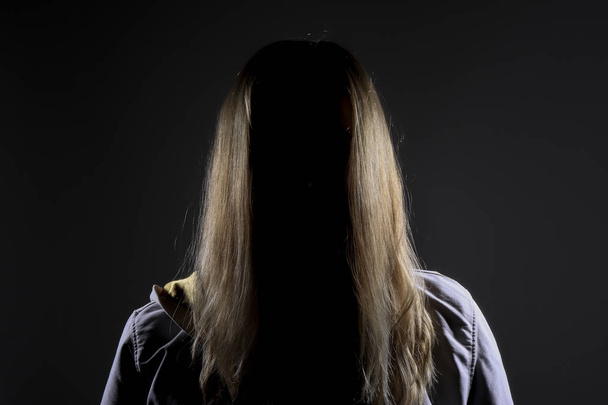 Безликі молоді блондинки представляють всілякі жіночі проблеми зі зловживанням, натовпом, насильством або торгівлею
 - Фото, зображення