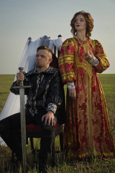 Caballero con espada y chica en vestido vintage en fiel verano
 - Foto, imagen