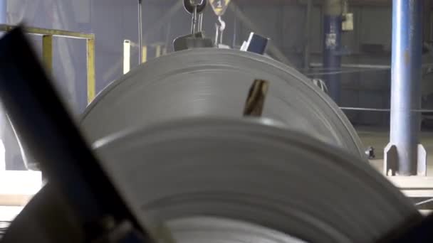 trommel van de machine rollen op een metalen fabriek - Video