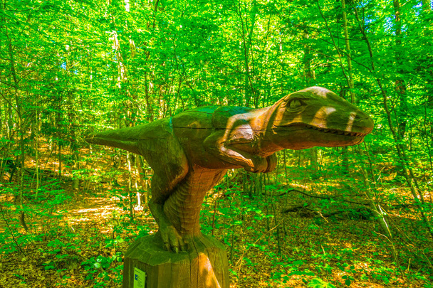 ξύλινες γλυπτικές των δεινοσαύρων ΘΕΑΣ chaumont στο Νεσατέλ, Switzerlan - Φωτογραφία, εικόνα