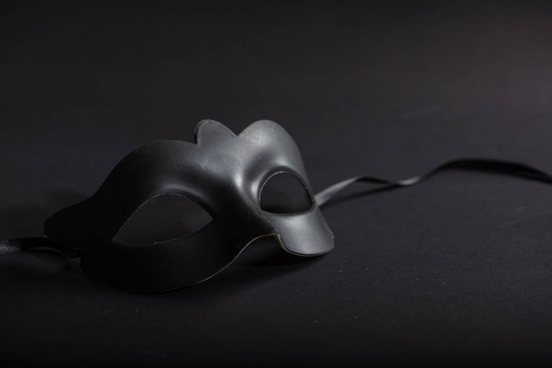 Faschingszeit. Venezianische Maske auf schwarzem Hintergrund, Kopierraum - Foto, Bild