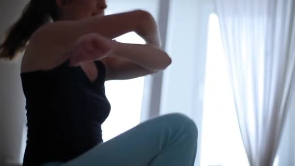 Γυναίκα ομορφιά κάνει άσκηση εκγύμνασης - Πλάνα, βίντεο